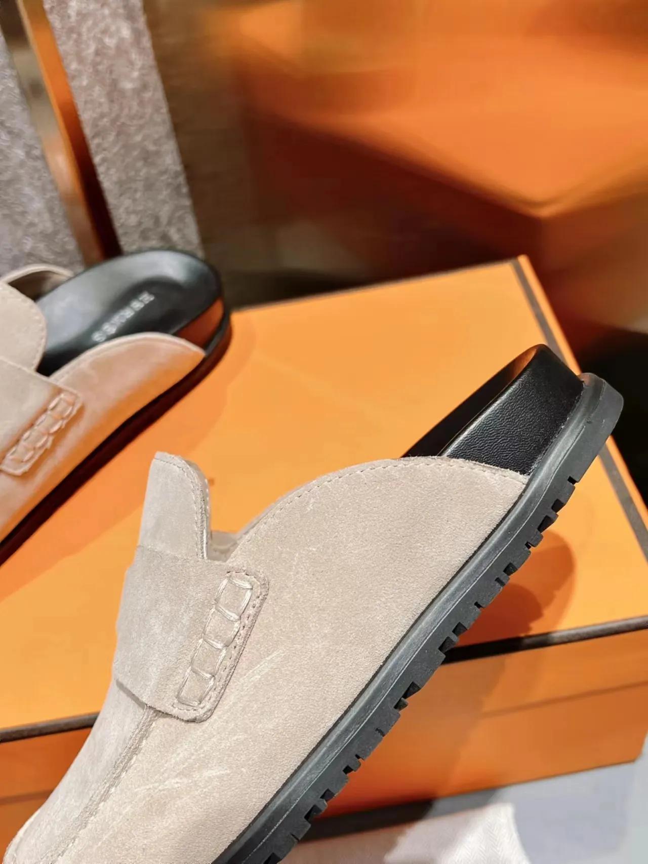 [H Family Hermès] P: 520💰 Size: Male 39-44 (45 customized) Female 35-40 (41 customized) HERMES Hermès' latest couple's cute Birkenstock slippers. Summer really needs versatile slippers. They look good no matter how you match them. They have a casual and high-end feel. The comfort is also great. They are paired with a variety of colorful socks. They are trendy. Hermès 2023 new half slippers are high quality. ●Upper: imported cow suede ●Inner lining: imported sheepskin ●Foot pads: imported mixed sheepskin ●Outsole: Tpu non-slip and wear-resistant outsole